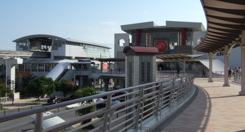 那覇新都心「おもろまち駅」の風景