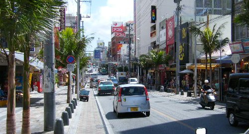那覇市内「国際通り」の風景