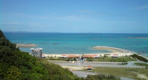本島南部「安座間サンサンビーチ」の風景