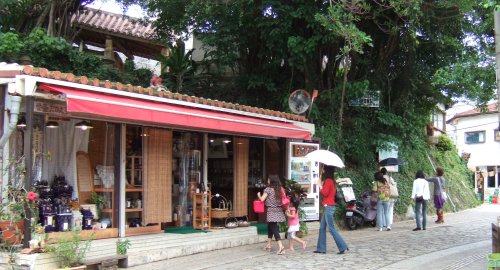 那覇市内「やちむん通り」の風景